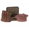 Accesorii - GRANDMA MOUSE - Knited blouse and skirt in a suitcase - Maileg