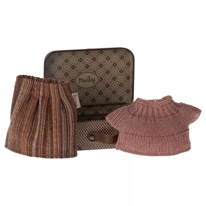 Accesorii - GRANDMA MOUSE - Knited blouse and skirt in a suitcase - Maileg