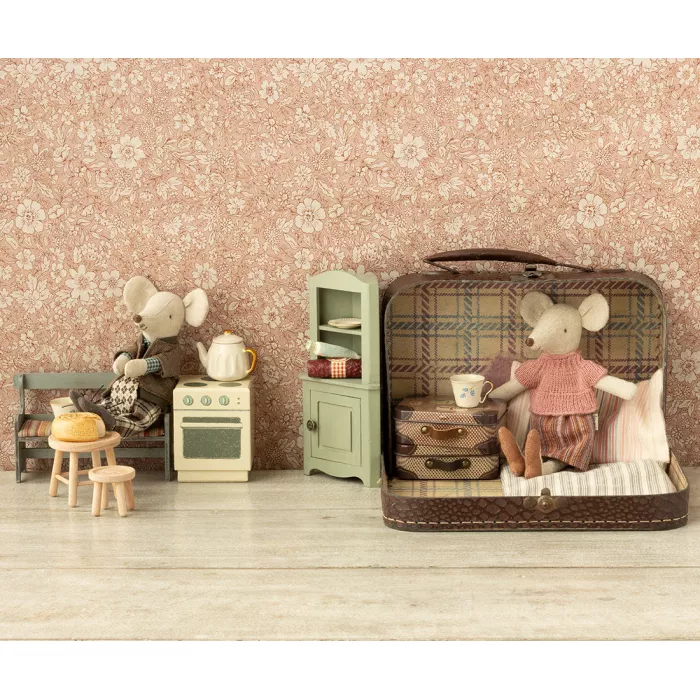 Accesorii - GRANDMA MOUSE - Knited blouse and skirt in a suitcase - Maileg