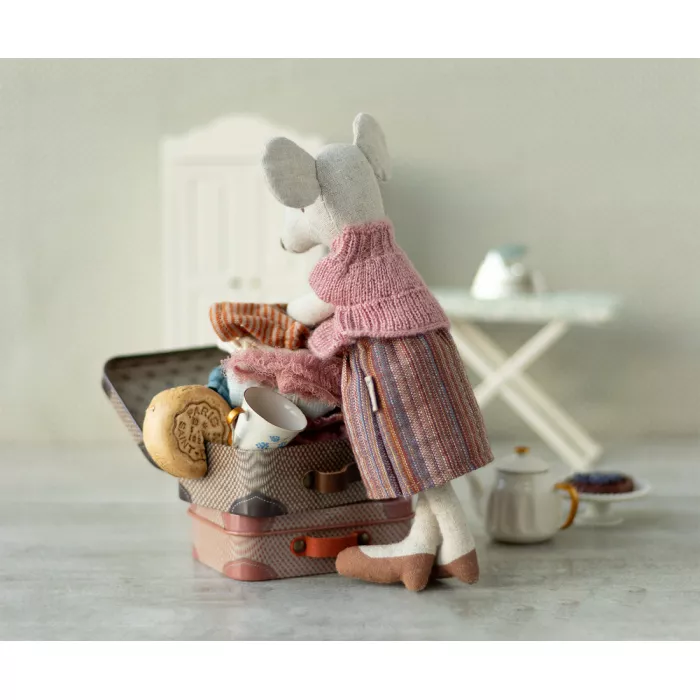 Accesorii - GRANDMA MOUSE - Knited blouse and skirt in a suitcase - Maileg