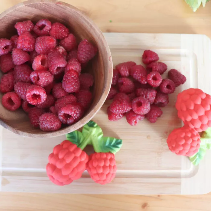 Jucarie de dentitie din cauciuc natural - Valery the Raspberry - Oli & Carol