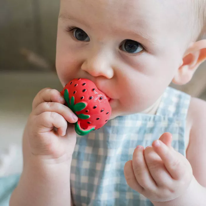 Jucarie de dentitie din cauciuc natural mini - Sweetie the Strawberry - Oli & Carol