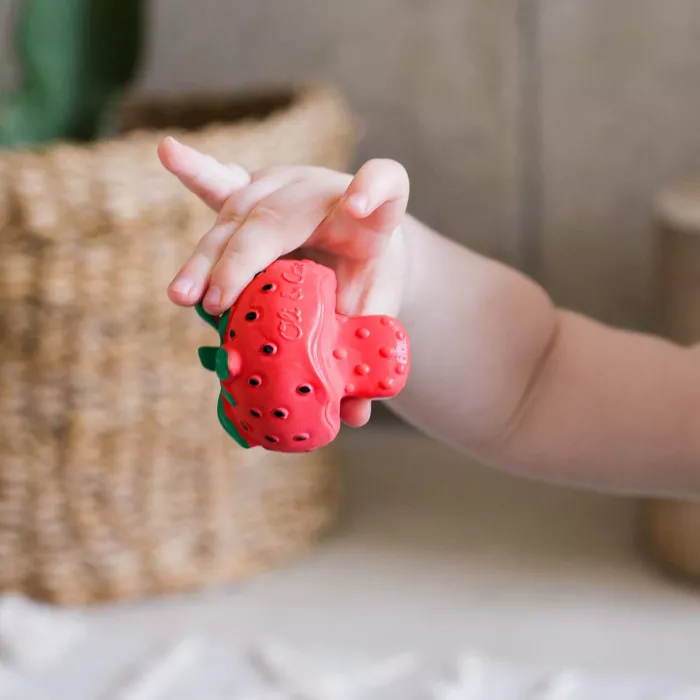 Jucarie de dentitie din cauciuc natural mini - Sweetie the Strawberry - Oli & Carol